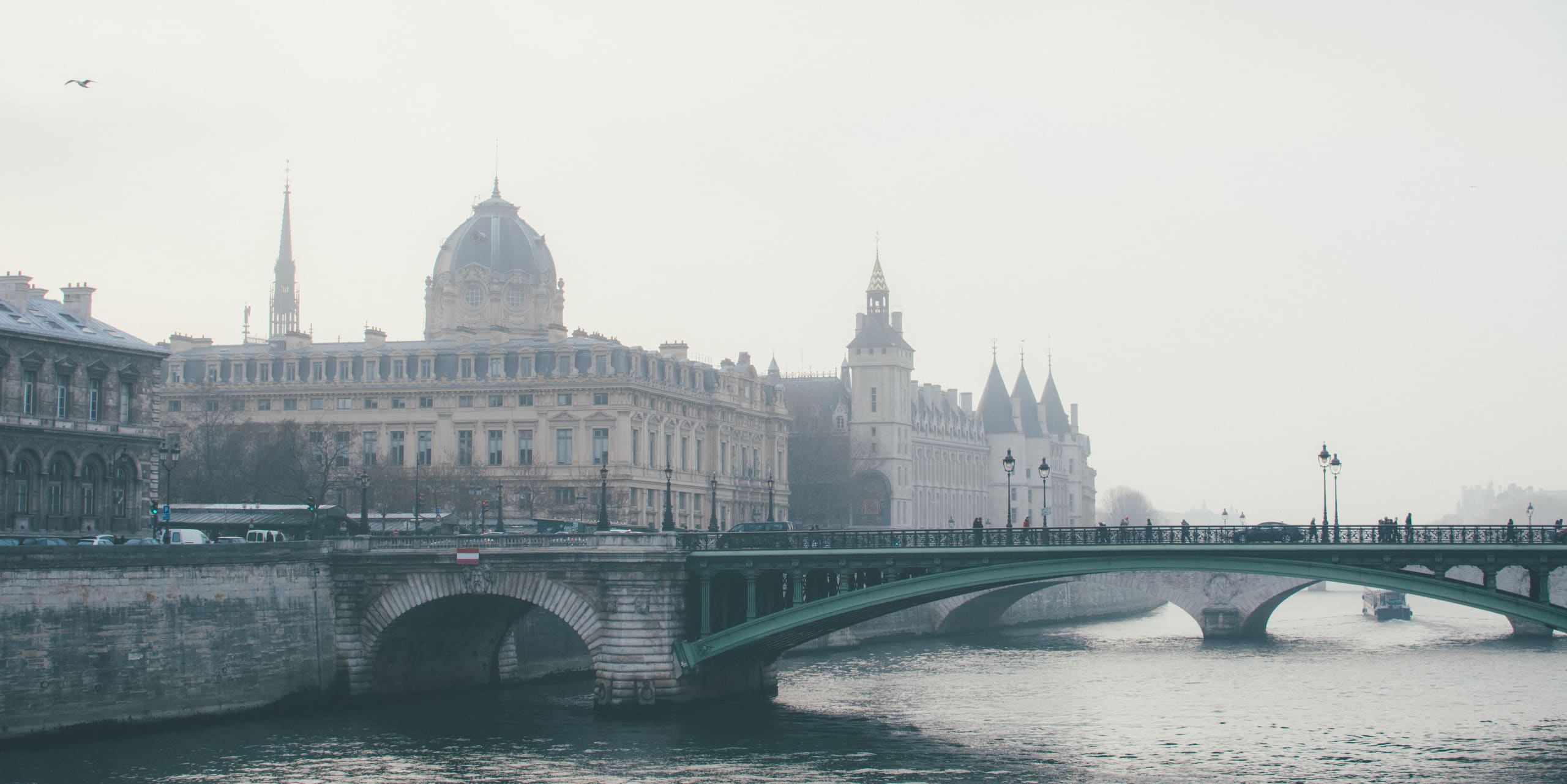 Seine dans la brume du matin, Conciergerie et pont Notre-Dame