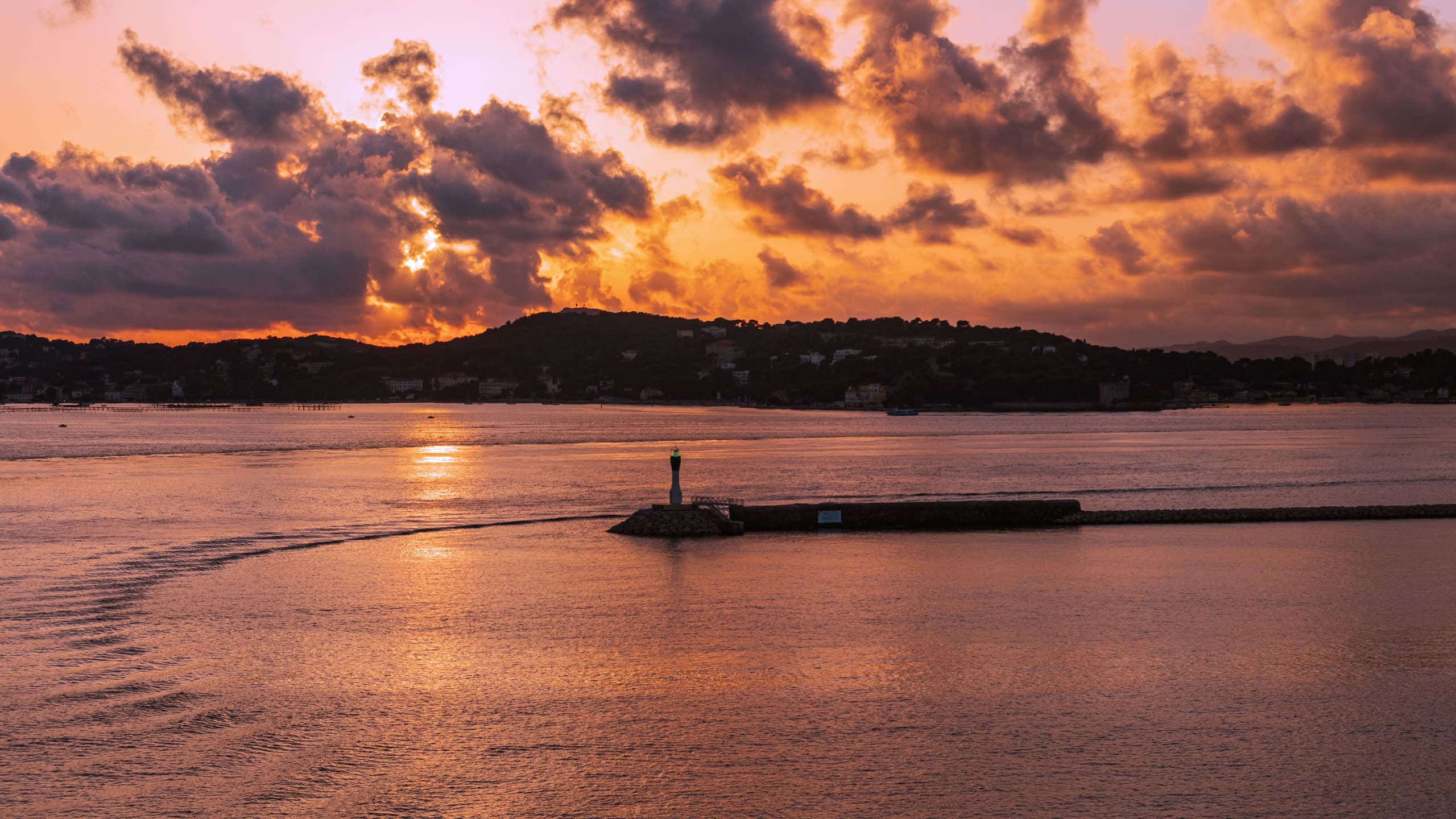 Côte varoise au crépuscule, mer calme et collines boisées